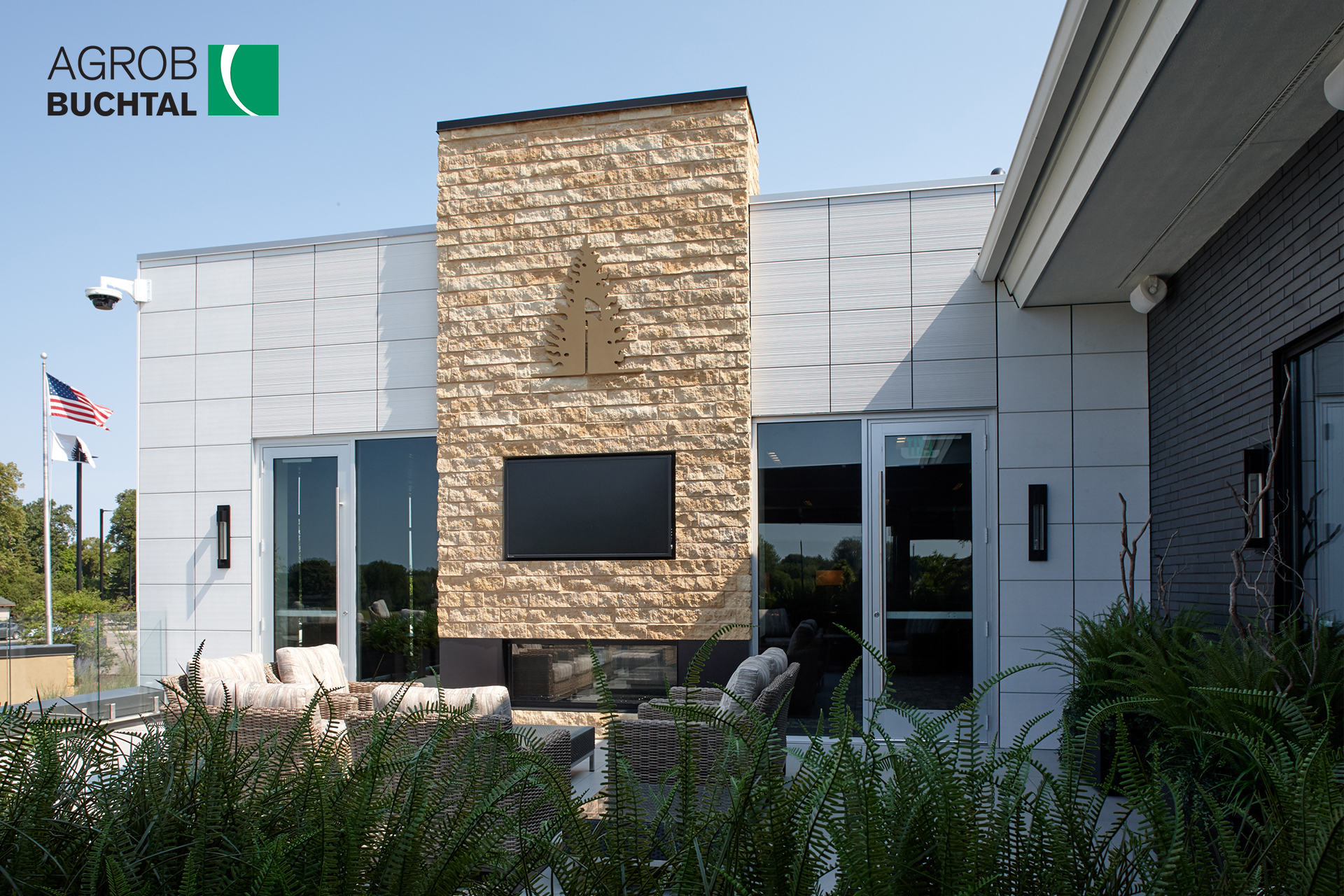 Eden Prairie, Minnesota Olympic Hills Golf Club, KeraTwin Panels, Smooth Spectra View 4234 Chalk White, Stripy 4230 Glacier White